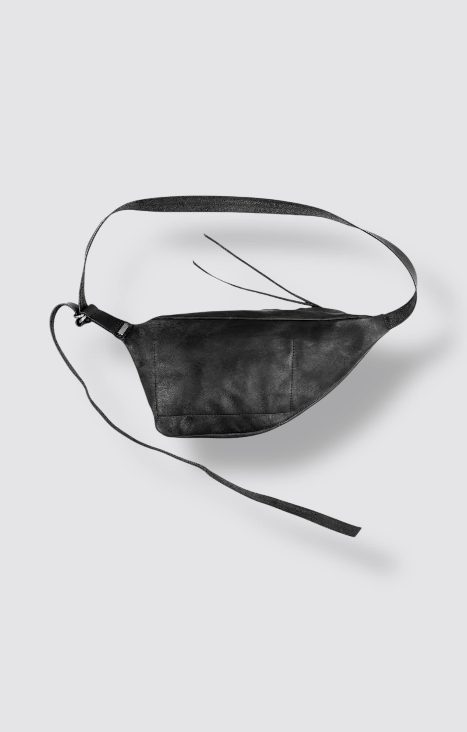 werk 29 n cross body bag | werkschwarz - avant garde leather bags