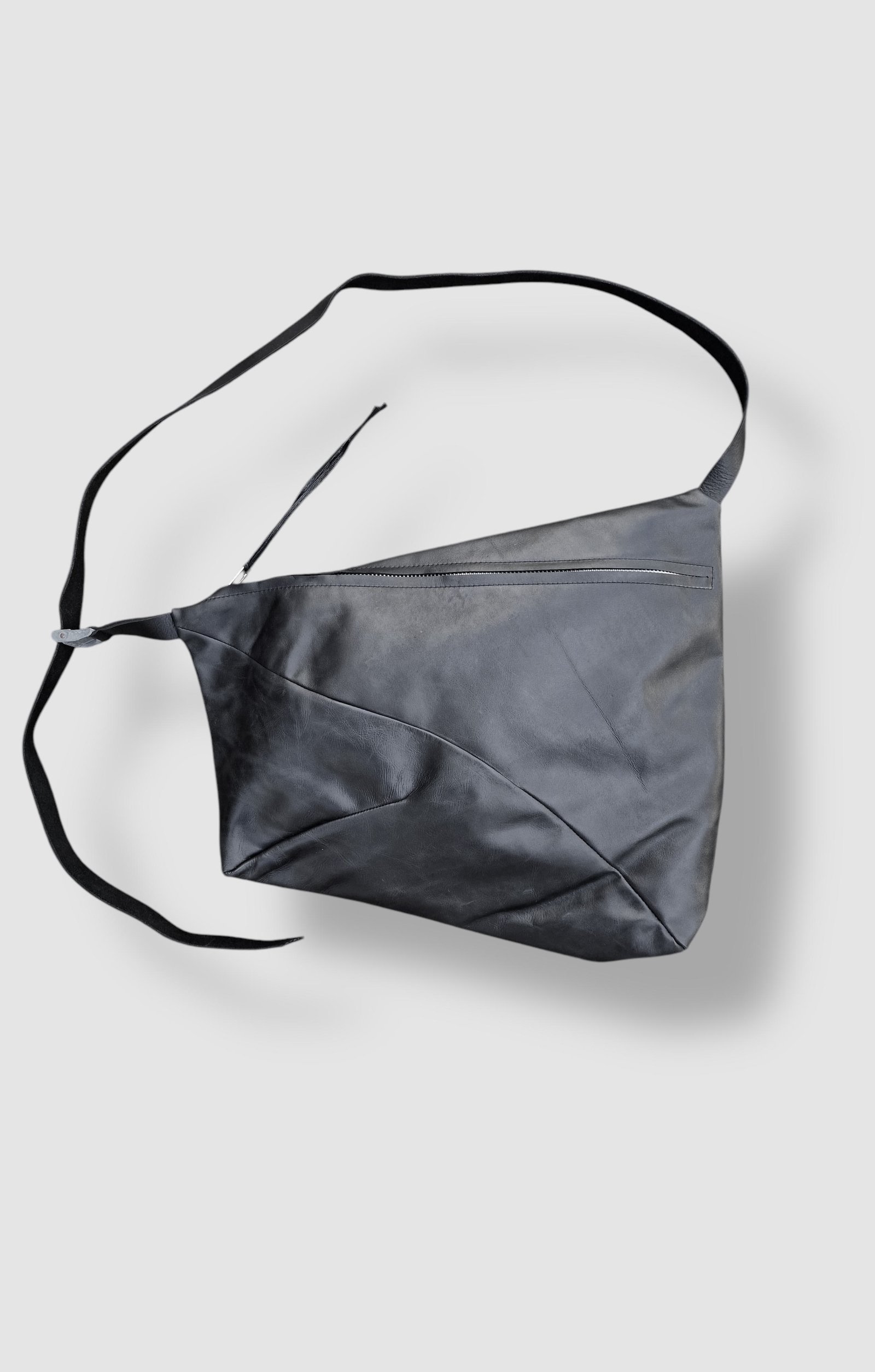 werk 21 - big leather cross body bag | werkschwarz - avant garde 
